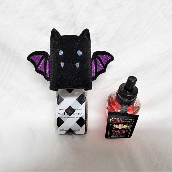 BATH & BODY WORKS BLACK BAT HALLOWEEN PLUG-IN + VAMPIRE BLOOD WALLFLOWERS REFILL - Picture 2 of 2
